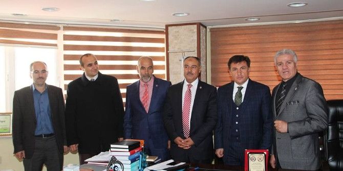 Diva-sen’den Fuat Demir’e Plaket