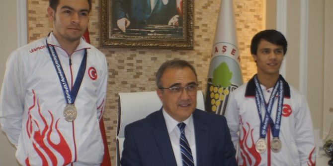Başkan Karaçoban’dan Dünya Şampiyonlarına Altın