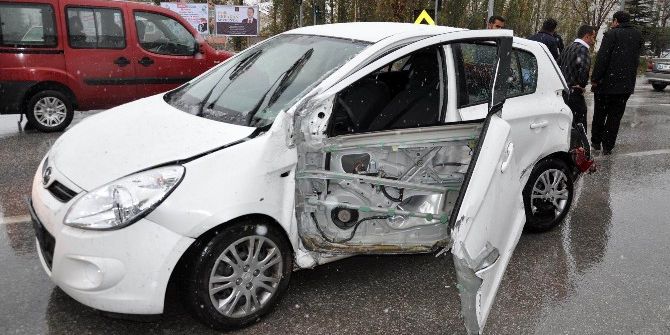 Yolcu Otobüsü Otomobile Çarptı: 1 Ölü