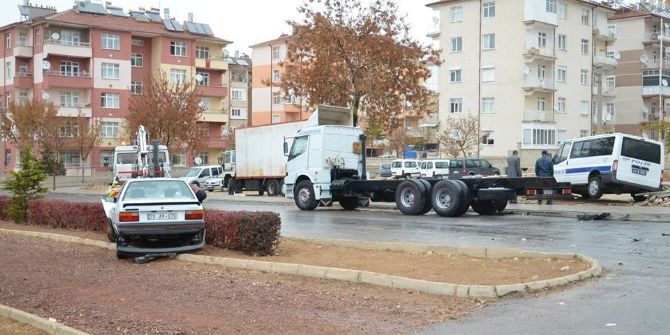 Polis Minibüsü İle Otomobil Çarpıştı: 1’i Polis 2 Yaralı