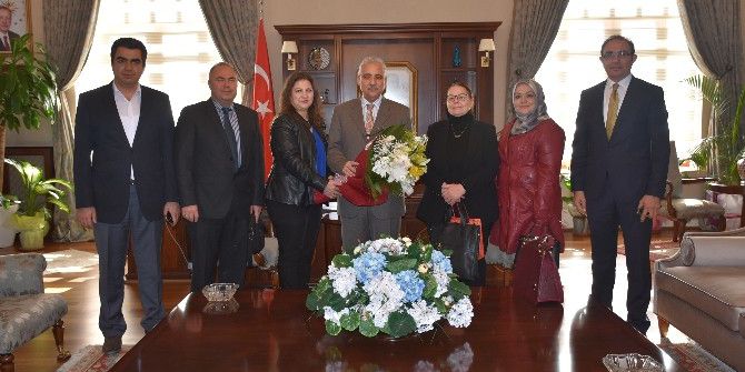 Vali Güvençer’e Anlamlı Hediye