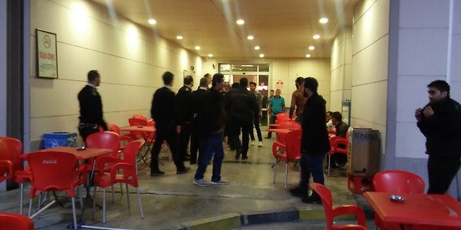 Hastane Kantininde İki Aile Birbirine Girdi: 1’i Polis 8 Yaralı!