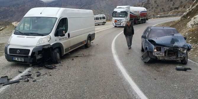 Otomobil İle Minibüs Çarpıştı: 4 Yaralı