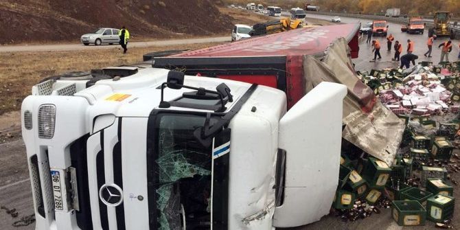 Alkol Yüklü Tır Devrildi: 1 Yaralı
