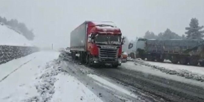 Sivas’ta Kar Onlarca Aracı Yolda Bıraktı
