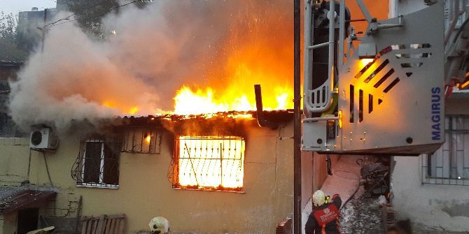 Beyoğlu’nda Ev Alev Alev Yandı, Mahalleli Sokağa Döküldü