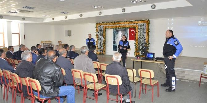 Eşme’de Dolandırıcılara Karşı Vatandaş Bilgilendirdi