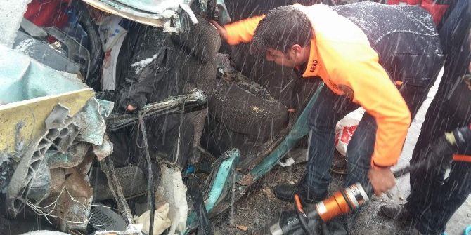 Otomobil İle Kamyon Çarpıştı: 1 Ölü, 4 Yaralı