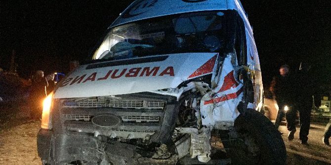 Ambulans İle Otomobil Çarpıştı: 2 Ölü, 7 Yaralı