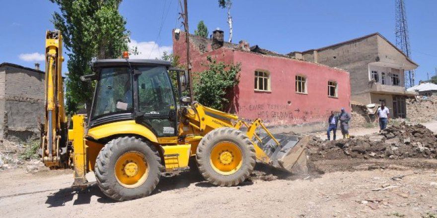 Yüksekova’da Su İsale Hattı Onarım Çalışmaları Devam Ediyor