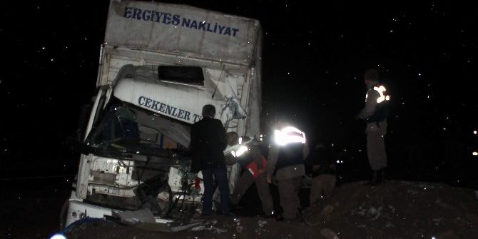 Kamyonlar Kafa Kafaya Çarpıştı: 1 Ölü, 1 Yaralı