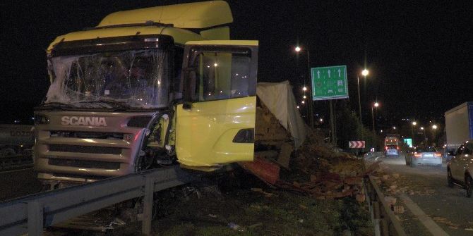 Tem’de Lastiği Patlayan Tuğla Yüklü Tır Karşı Şeride Geçti: 2 Yaralı