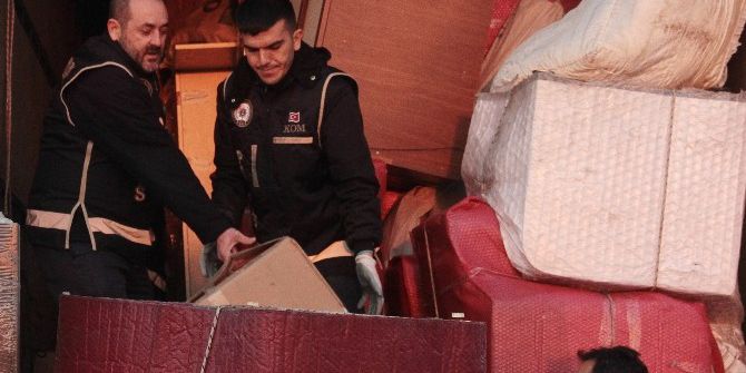 Ev Eşyaları Arasından 150 Bin Paket Kaçak Sigara Çıktı