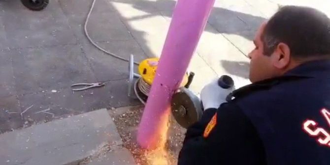 Mahsur Kalan Kuş Boru Kesilerek Kurtarıldı