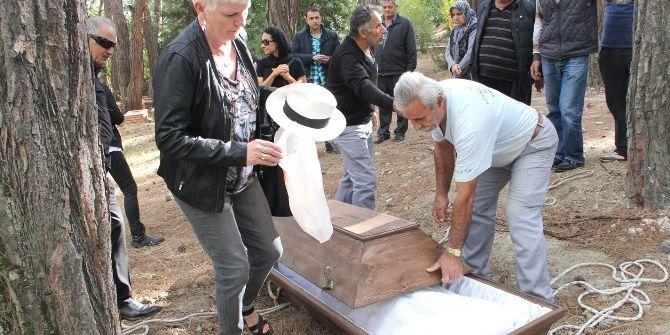 Türkiye Aşığı Alman, Şapkasıyla Defnedildi