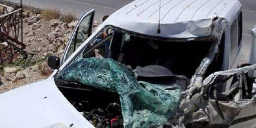 Yolcu Minibüsü İle Kamyonet Çarpıştı: 5 Yaralı