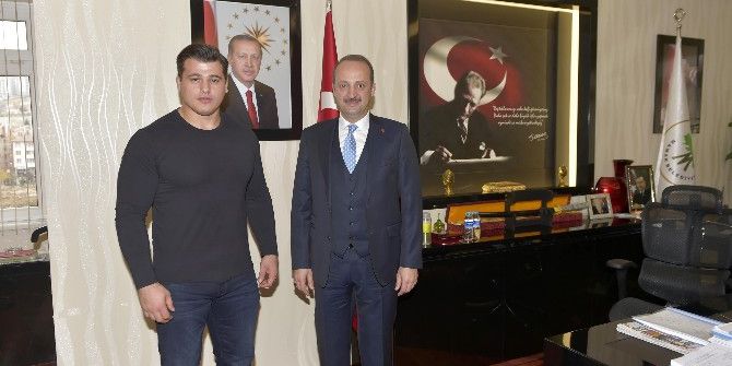 Olimpiyat Şampiyonu Milli Sporcudan Akgül’e Ziyaret