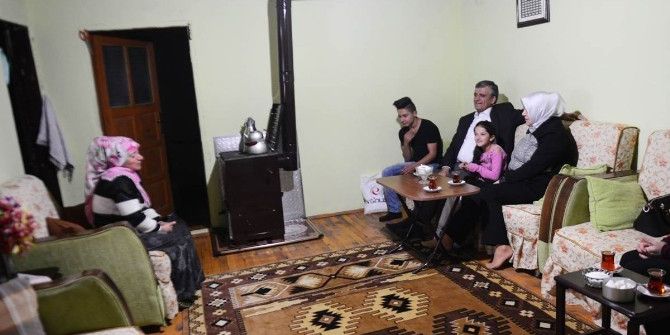 Vali Ve Eşinden Aile Ziyareti