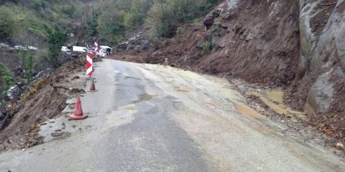 Bartın Kurucaşile Yolu Heyelan Nedeniyle Kapandı