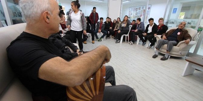 Lise Öğrencileri Ata Evi Sakinlerini Duygulandırdı