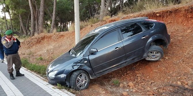 Otomobil Kaldırımdaki Yayaya Çarptı