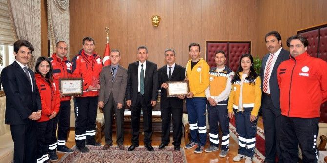 Vali Elban’a Uluslararası Sağlık Olimpiyatları’nda Dereceye Giren Umke Ve 112’den Ziyaret