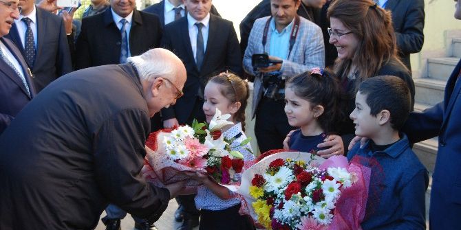 Bakan Avcı Öğrencinin Ayakkabı Bağcıklarını Bağladı