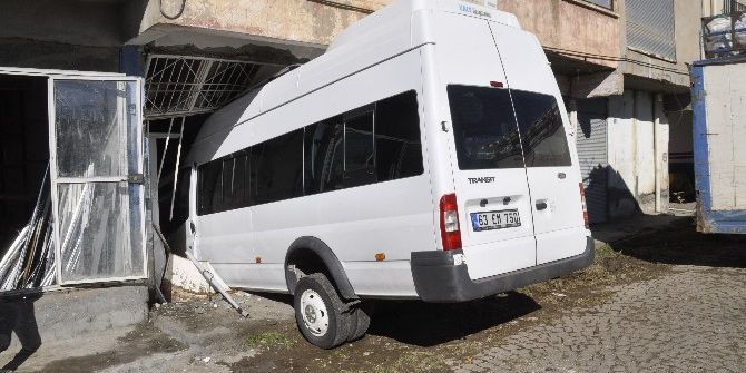 Şoför Fren Yerine Gaza Basınca Minibüs İş Yerine Daldı