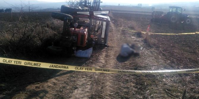 Devrilen Traktörün Yanında Ölü Bulundu