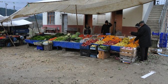 Pınarbaşı Pazaryeri Esnafı Çamurdan Şikayetçi