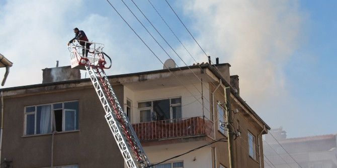 Niğde’de Meydana Gelen Çatı Yangını Korkuttu