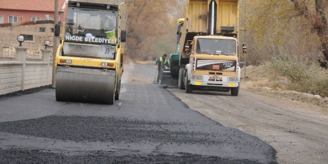 Niğde Efendibey Mahallesi’nde Sıcak Asfalt Çalışması Yapılıyor