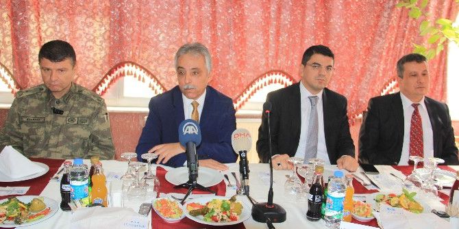 Vali Toprak, Aşiretlerin İleri Gelenleriyle Bir Araya Geldi