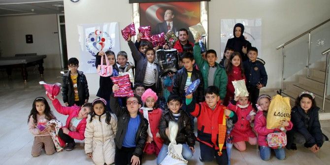 Minik Öğrencilerden İhtiyaçlı Kardeşlerine Atkı Ve Bere Hediyesi