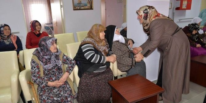 Münevver Nayir Ve Aysel Saraçoğlu, Huzurevi Sakinleriyle Buluştu