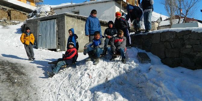 Kar Tatilini Fırsat Bilen Çocuklar Kızak Kayarak Eğlendi