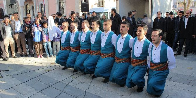 Elazığ’da Mehter Takımı Ve Halk Oyunları Gösterisi Yapıldı