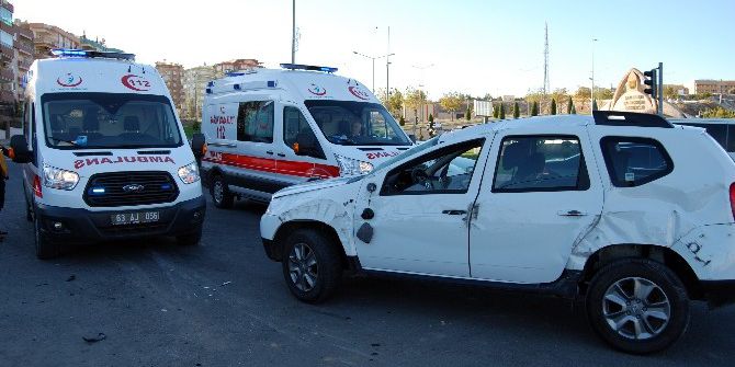 Takla Atan Lüks Araçtaki 3 Kişi Yaralandı