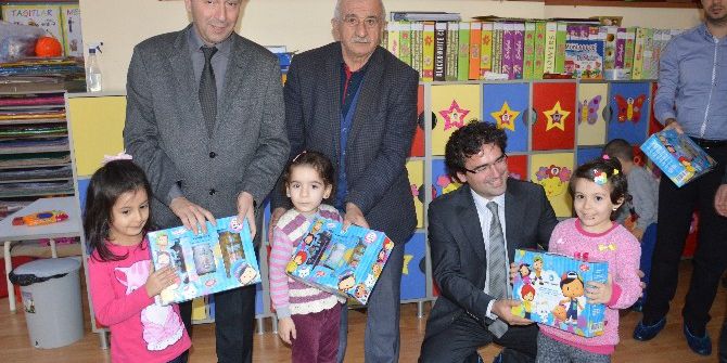 Marmarabirlik Öğrencilere Zeytin Dağıtıyor