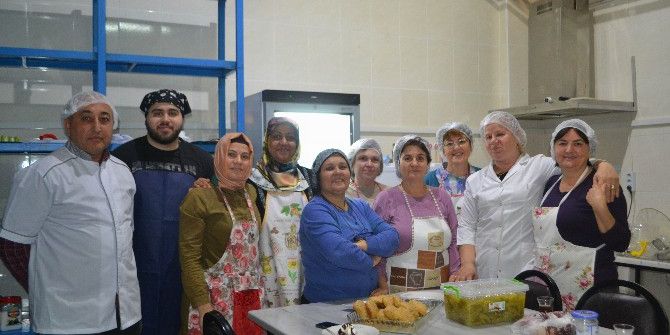 Hem Keyif Alıyorlar Hem Yemek Yapıyorlar