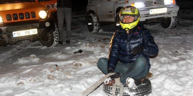 Erzurum’da Buz Gibi Havada Kar Üzerinde Lastik Raftingi
