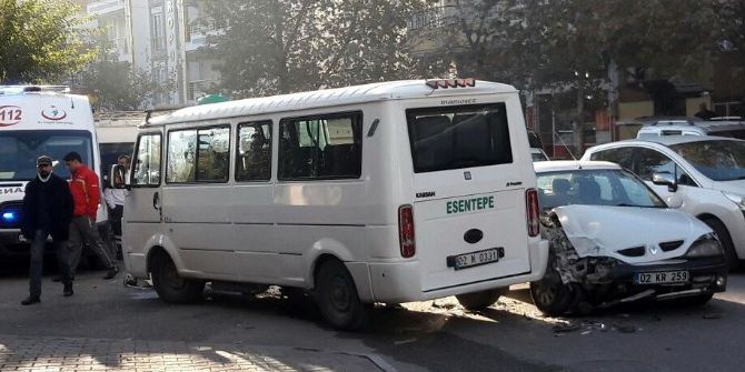 Otomobil İle Yolcu Minibüsü Çarpıştı: 1 Yaralı