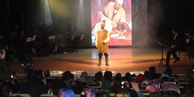 “Türkçe Aşkı, Vatan Aşkı” Konulu Gösteriye Yoğun İlgi