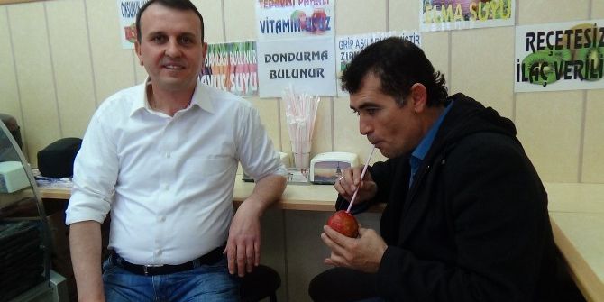 Kütahyalı İşletmeci Narı, Çok İlginç Bir Yöntemle Meyve Suyu Haline Getiriyor