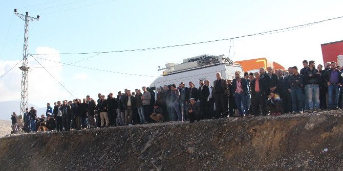 Göçük Altında Kalan İşçilerin Yakınlarının Bekleyişi Sürüyor