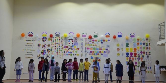 Minik Öğrencilerin Sergi Heyecanı