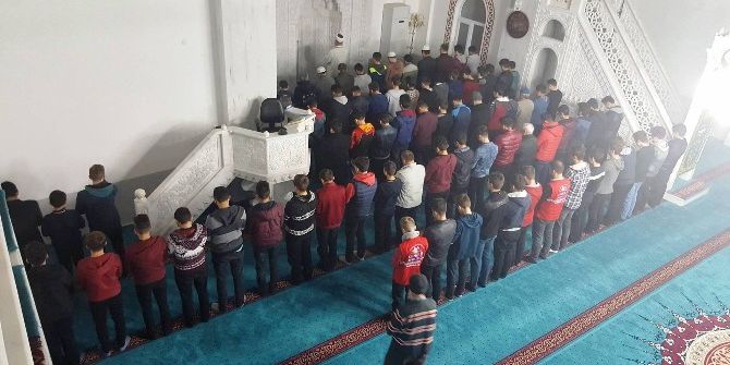 Gençlik Namazda Buluştu