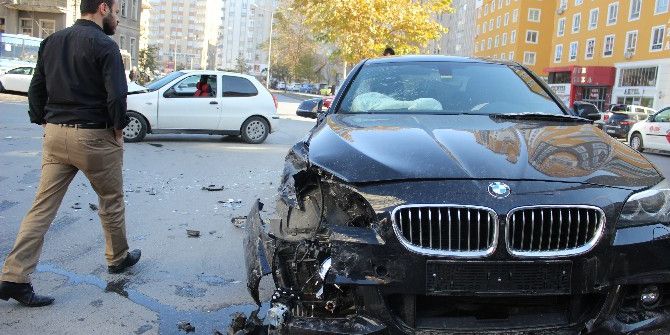 2 Otomobil Çarpıştı: 1 Yaralı