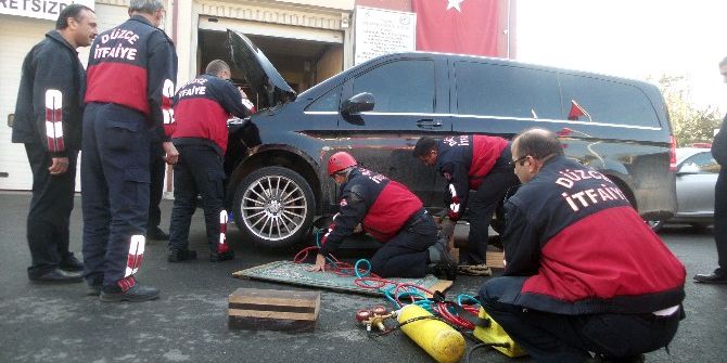 Otomobilin Motoruna Sıkışan Yavru Kedi Vatandaşları Seferber Etti