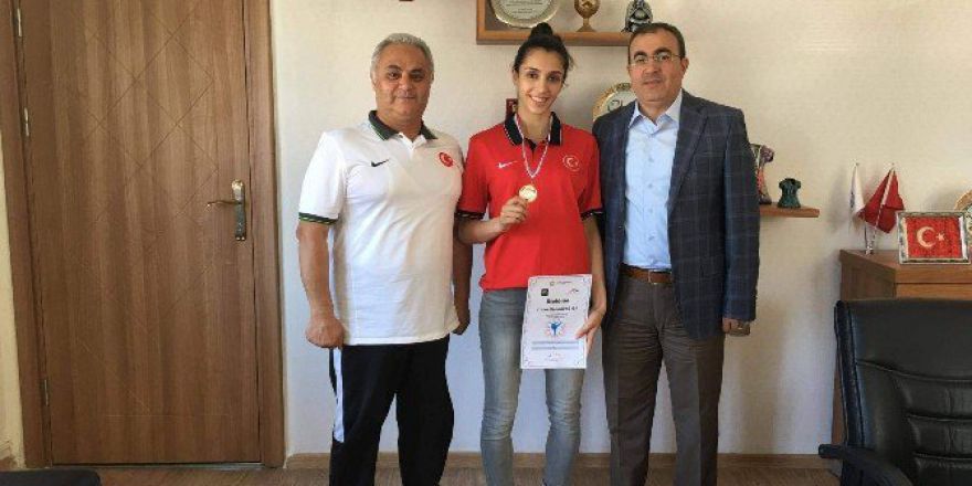 Taekwondo Şampiyonu İpek Çiğdem’den İl Müdürü Ünlüer’i Ziyaret Etti